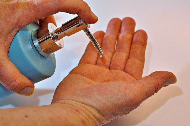 Nakładanie szamponu na dłoń